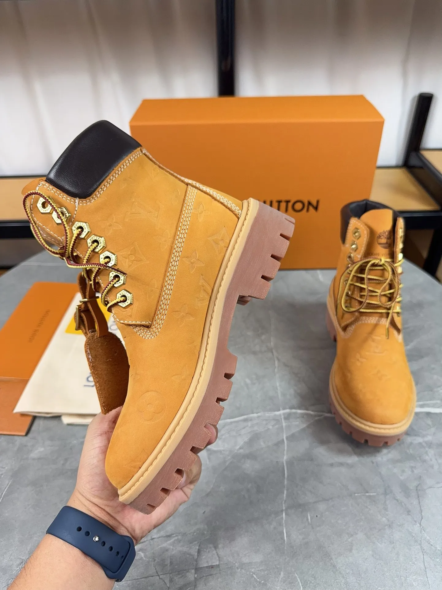 Couple model 💰700 ❤️Top version: Couple model LV x Timberland Timberland joint model Presbyopia Embossed Rhubarb boots Ankle boots Short boots LV x Timberland ankle boots are made of Monogram embossed waterproof nubuck cow leather, relying on the brand's exquisite craftsmanship to carefully reshape the classic Timberland 6-inch boot shape in Italy, and make an eye-catching appearance in 2024 created by Pharrell Williams with American workwear style Autumn and winter menswear show. Monogram embossed tongue, original Timberland laces and outsole are exquisite details, and the leather label expresses the cooperation logo. Exquisite packaging at the delivery counter🛍📦 ▪️Material: Original customized imported first-layer cowhide ▪️Inner lining: Original customized leather lining/mesh lining ▪️Outsole: Original molded anti-slip rubber material ▪️Sole thickness: 3.5CM ▪️Size: Women's 35-40 Men's 39-46